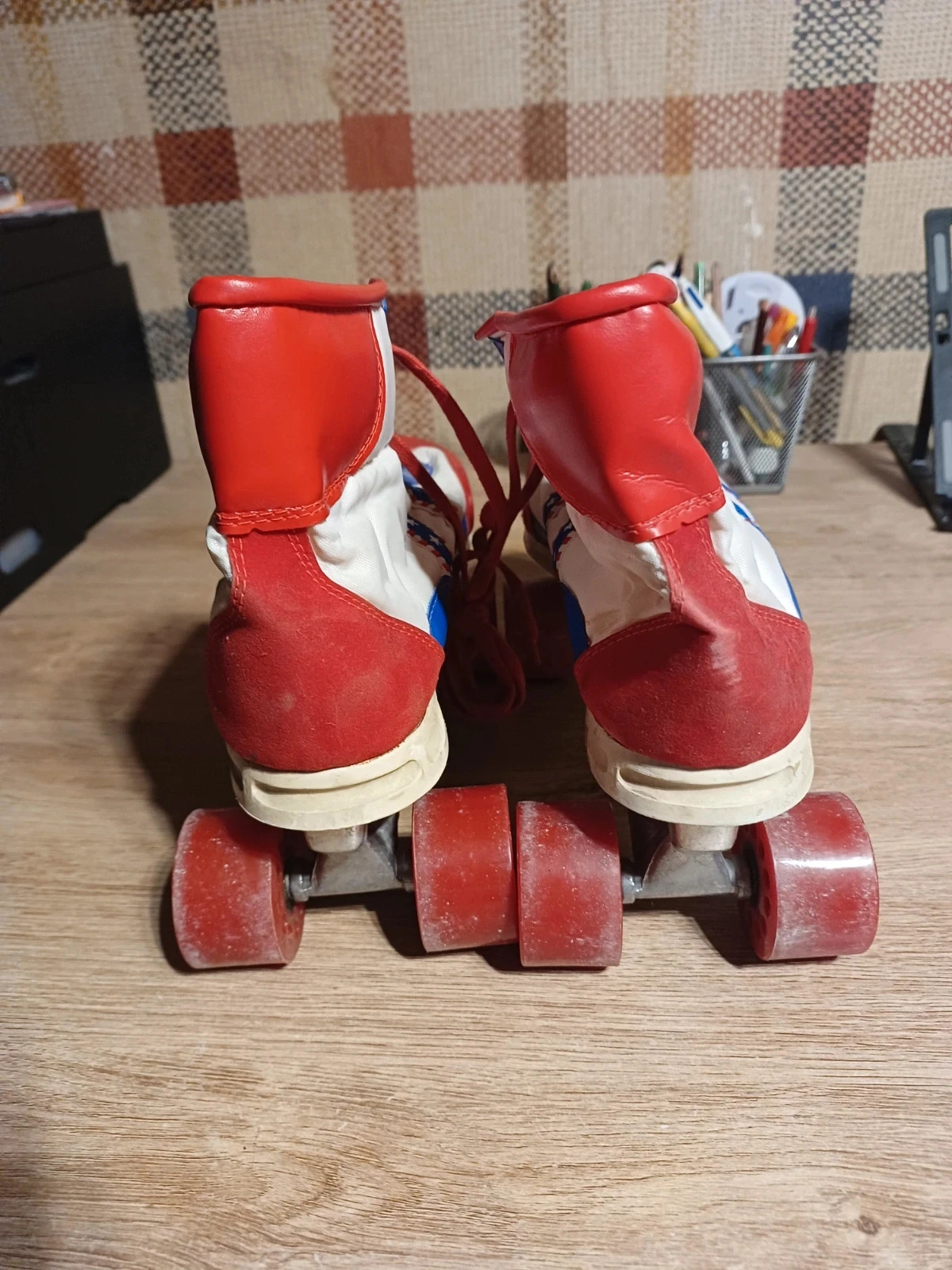 Vintage holy 45 roller skate pair – photo 3